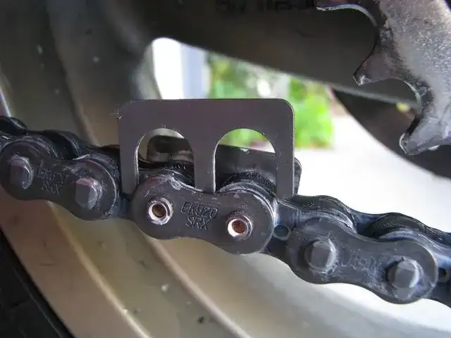 Jak zakuć łańcuch motocyklowy - uniknij błędów i zapewnij bezpieczeństwo