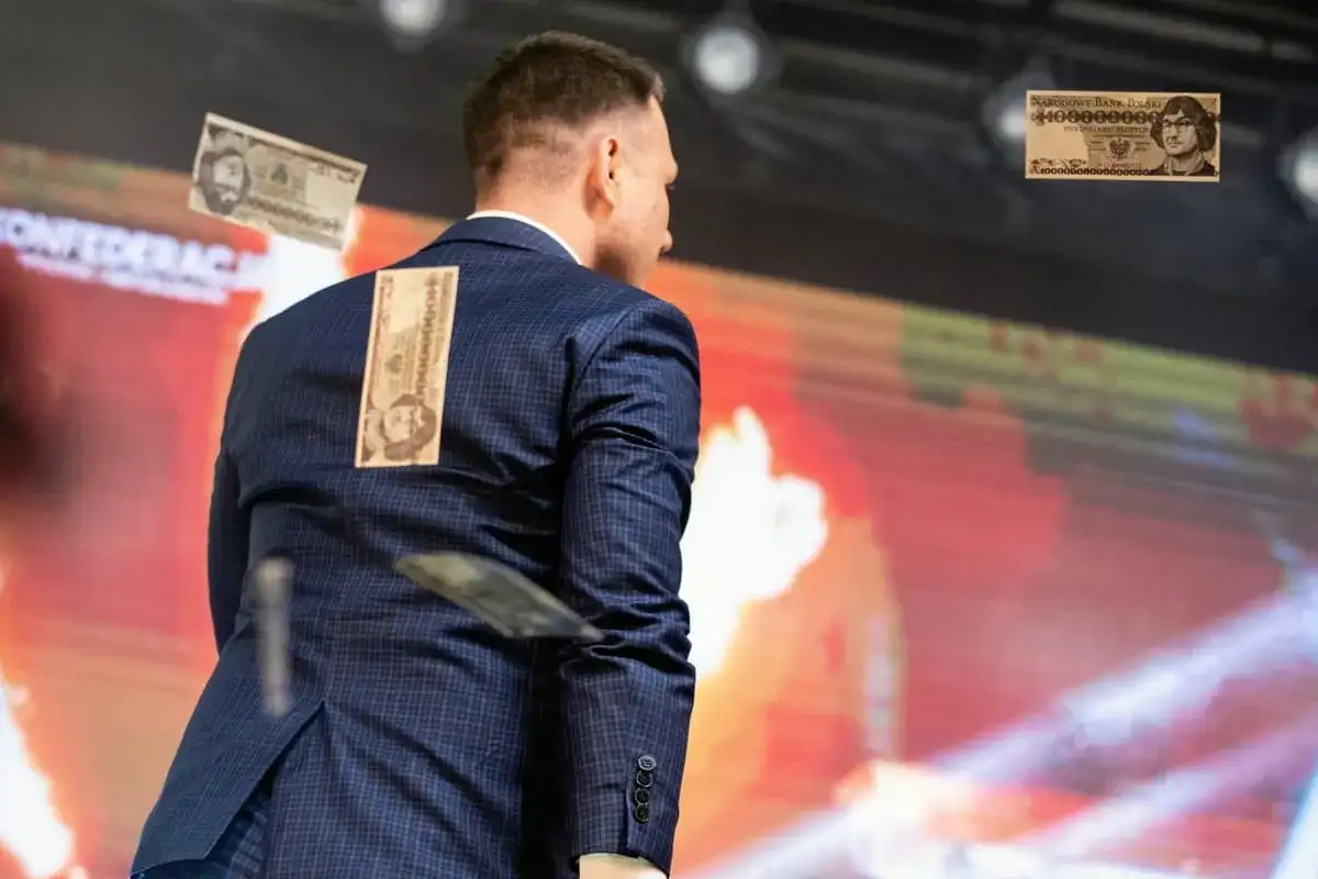 Mężczyzna w garniturze z banknotami na plecach. To wizualizacja programu partii politycznej przykłady, pokazująca inflację.