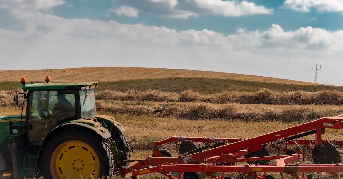  Jakie prawo jazdy potrzebne na traktor z przyczepą? Wszystko o uprawnieniach na ciągnik rolniczy