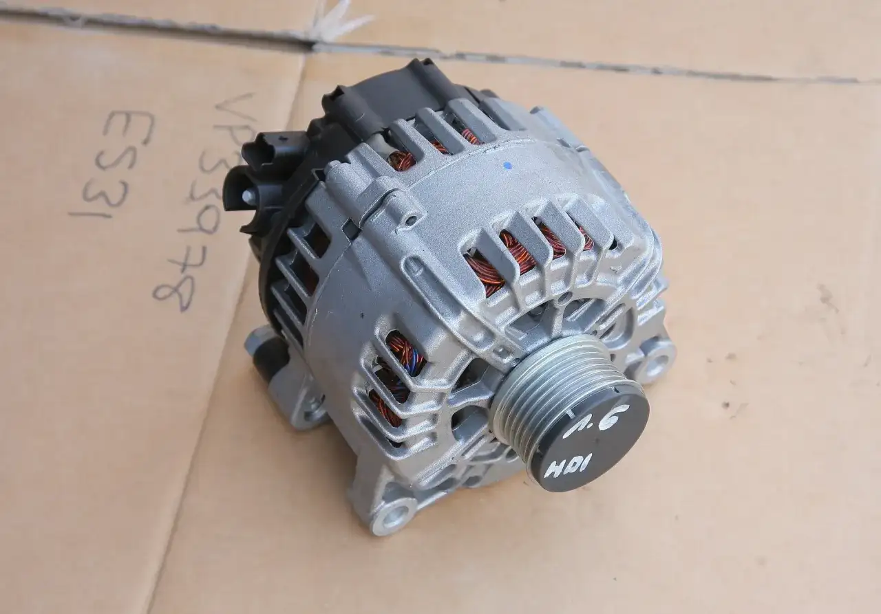 Alternator samochodowy z widocznym sprzęgiełkiem i oznaczeniami "1.6 HDI".
