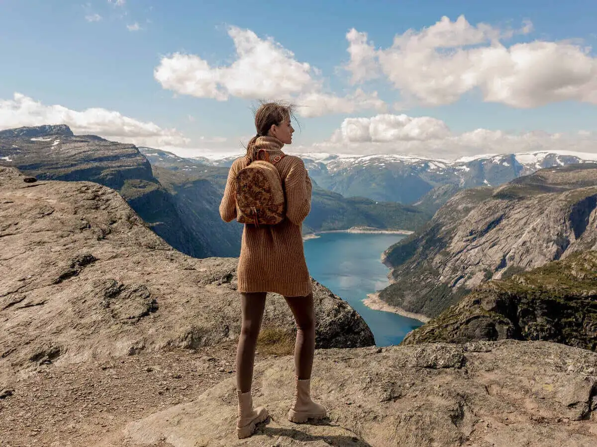 Jak nosić plecak vintage? Odkryj stylizacje na każdą okazję