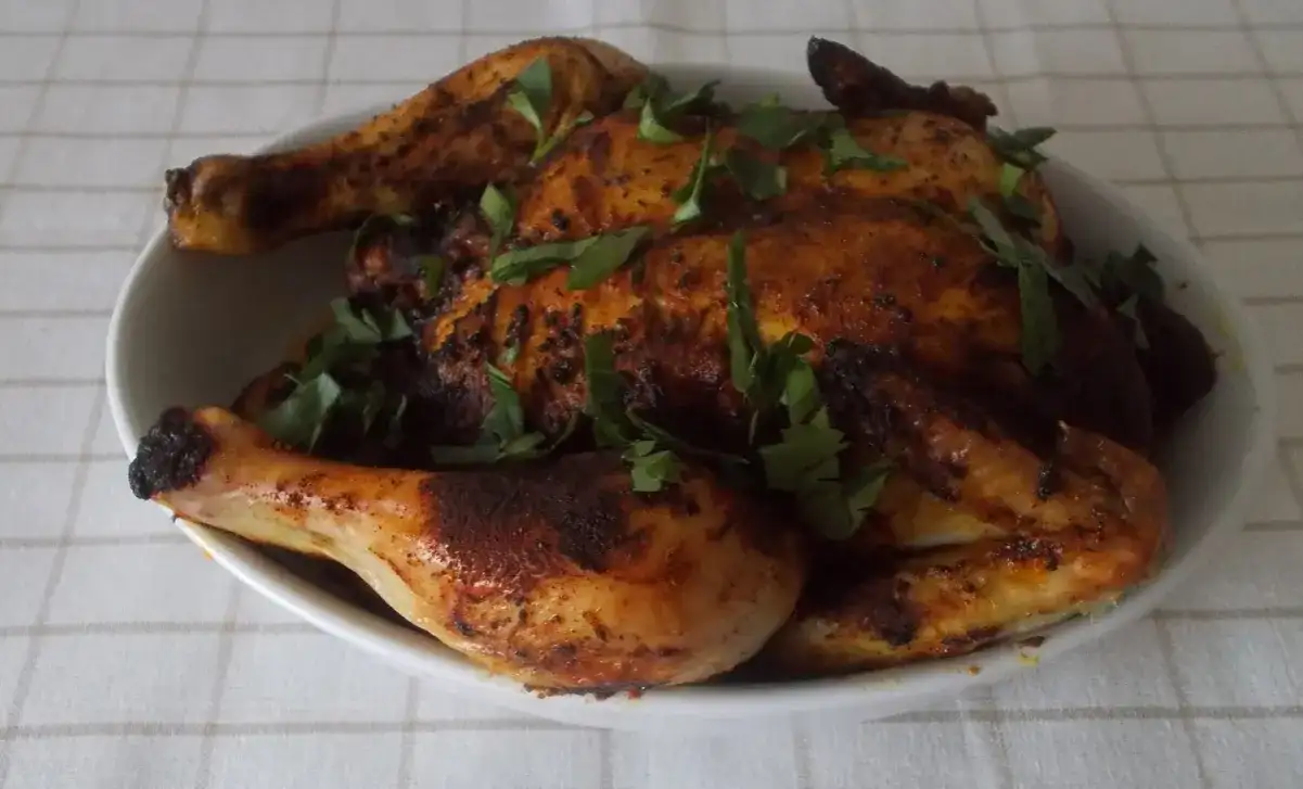 Jak upiec kurczaka w całości – prosty sposób na soczyste mięso i chrupiącą skórkę