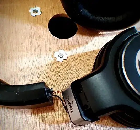 Ile kosztuje naprawa słuchawek JBL? Sprawdź, czy warto je ratować