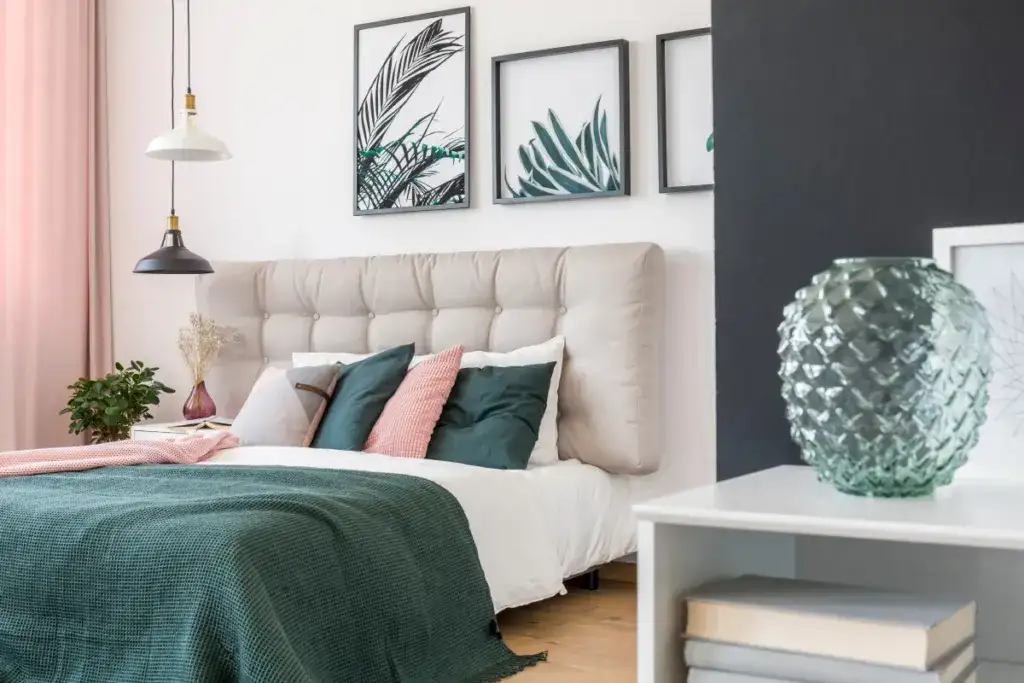 Co nad łóżkiem w sypialni: 7 inspirujących pomysłów na dekorację