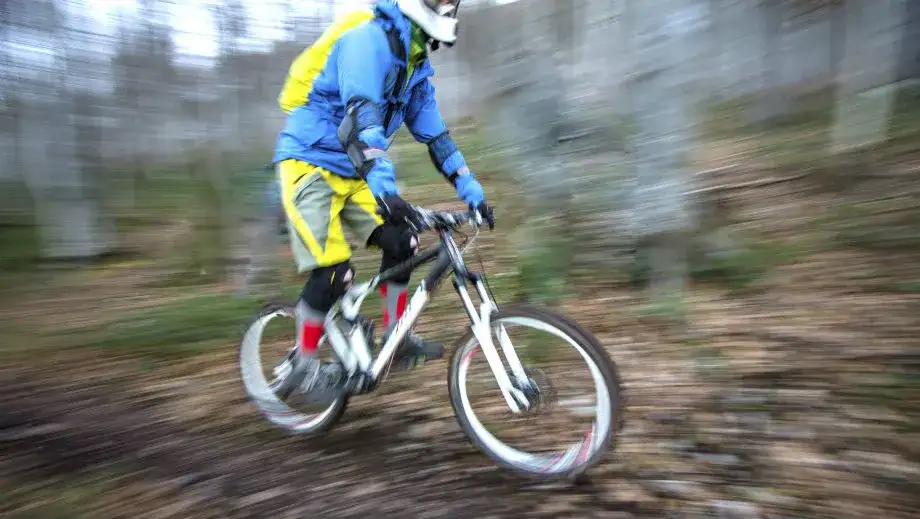 Enduro czy downhill: który rower lepiej spełni Twoje oczekiwania?