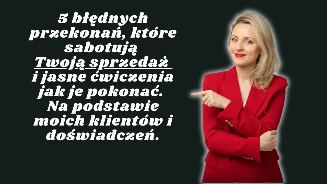 Kobieta w czerwonej marynarce wskazuje na tekst o 5 błędnych przekonaniach sabotujących sprzedaż i ćwiczeniach jak je pokonać.