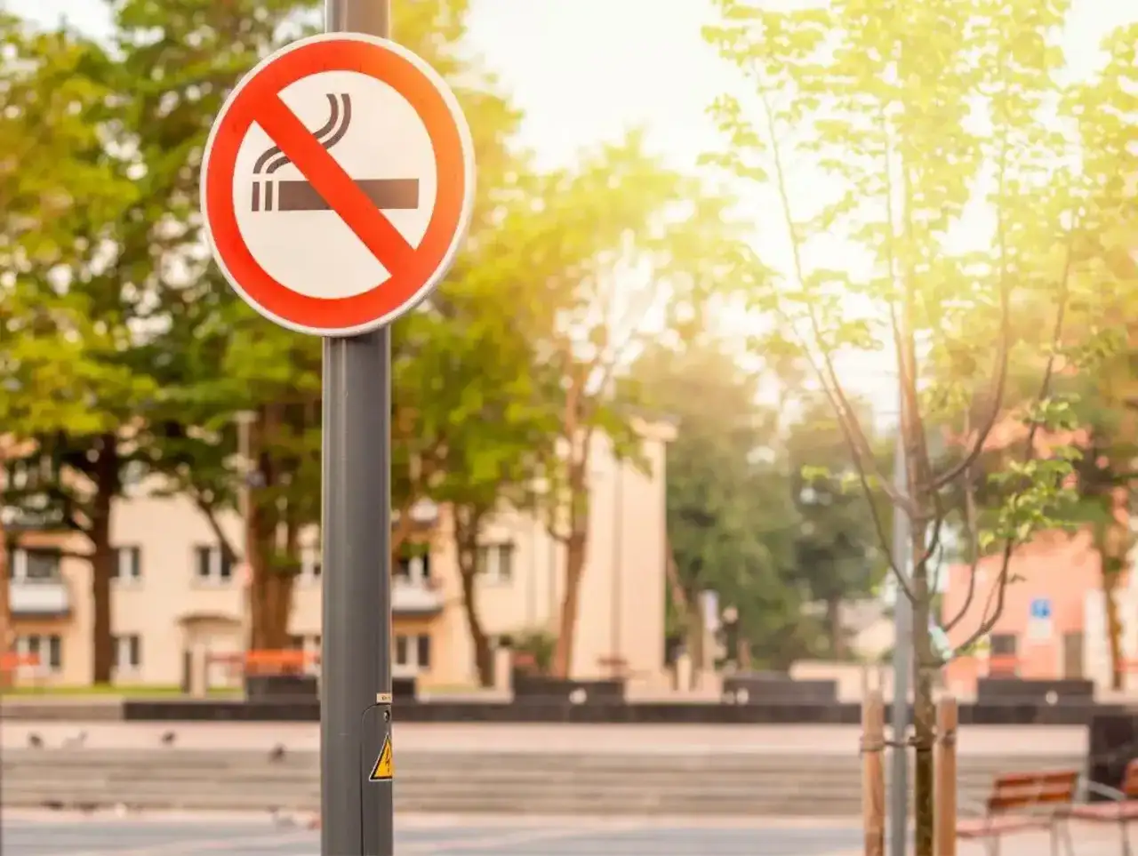 Palenie na chodniku w Polsce: Czy to legalne? Uniknij mandatu!