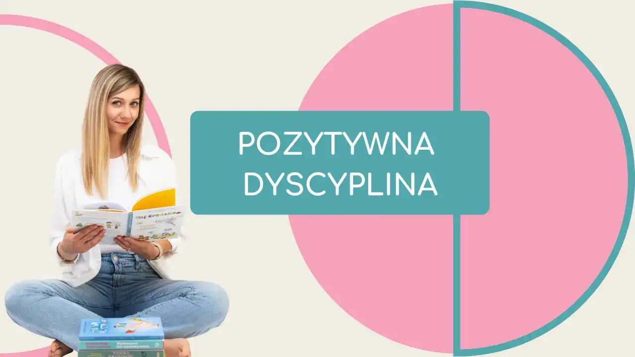Kobieta z książką o pozytywnej dyscyplinie, siedzi na stosie książek.