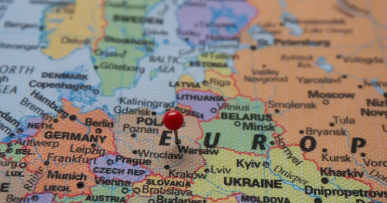 Czerwona pinezka na mapie Europy wskazuje Warszawę. Odległość z Polski do Szwecji w linii prostej jest niewielka, widać Bałtyk.