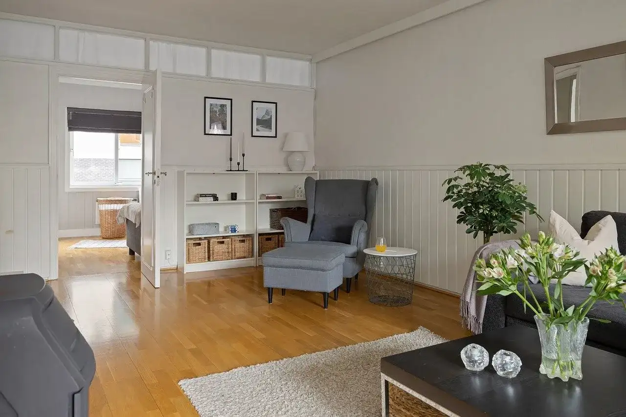 Jak odmienić boazerię: proste metody na nowoczesny wygląd wnętrza