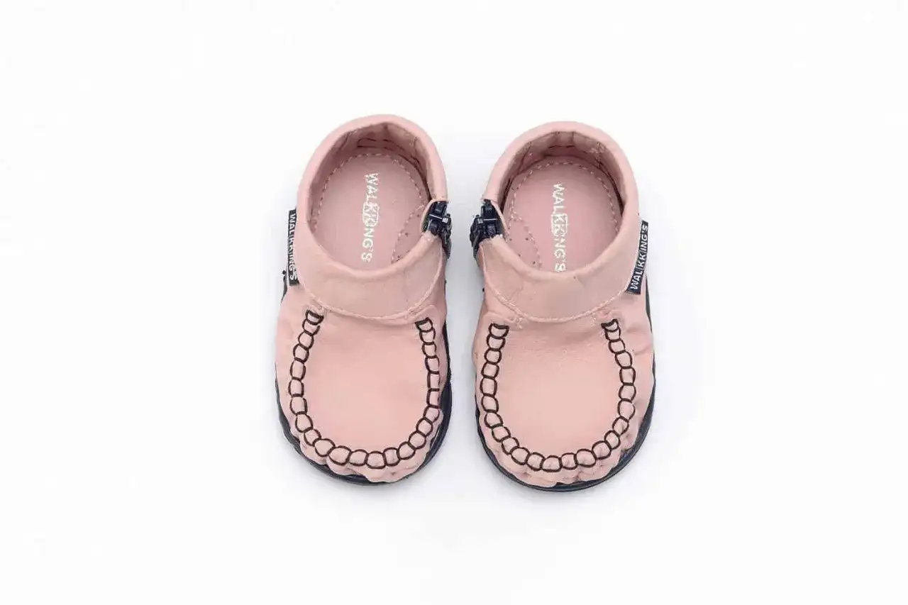 Buty rozmiar 19: Jak wybrać zdrowe pierwsze buciki dla dziewczynki?