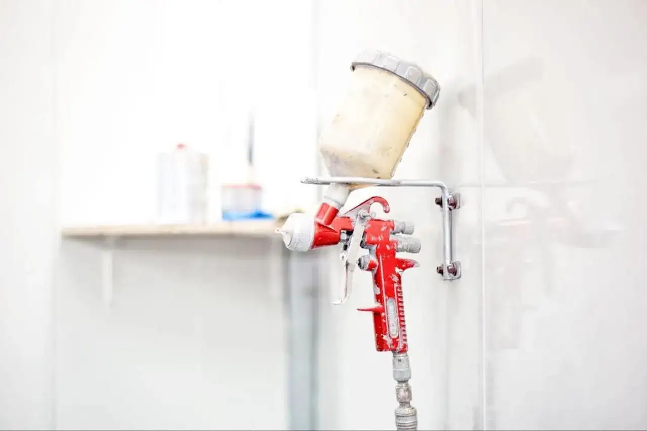 Jakie ciśnienie do malowania pistoletem, aby uniknąć błędów malarskich?