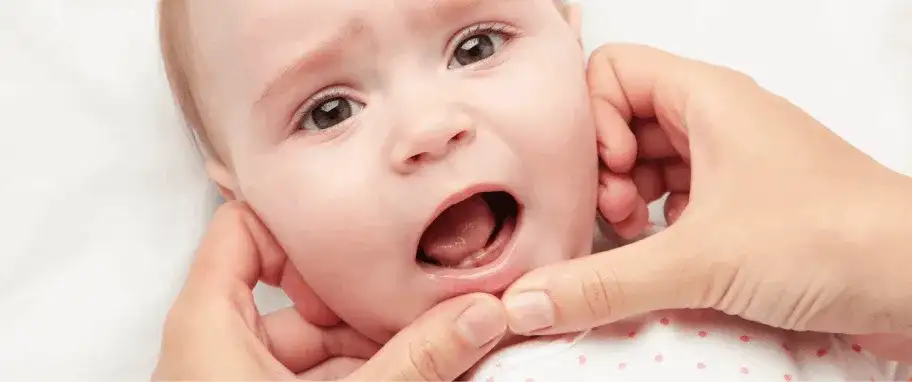 Ząbkowanie u niemowląt: objawy, dziąsła, ulga. Kiedy do lekarza?