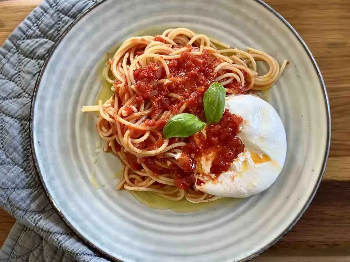 Spaghetti z burratą: kremowy raj w 20 min? Sprawdź przepis!