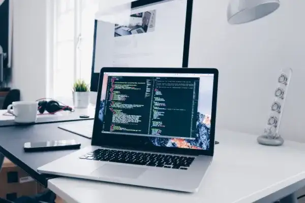 Czym zajmuje się programista aplikacji? Odkryj kluczowe umiejętności