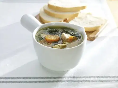 Czym jest zupa klarowna? Definicja, przykłady i sekrety jej przygotowania