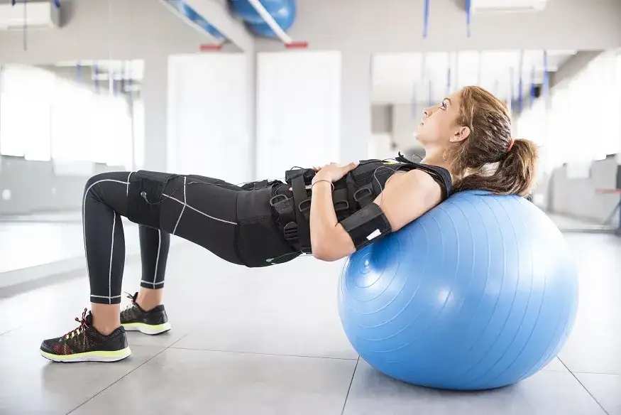 Trening EMS co to? Odkryj korzyści i działanie elektrostymulacji mięśni