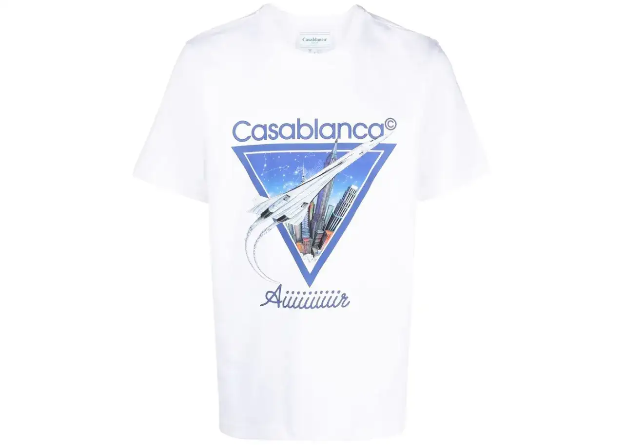 Weißes T-Shirt mit blauem Dreieck-Print: Concorde fliegt über Skyline, Schriftzug "Casablanca".
