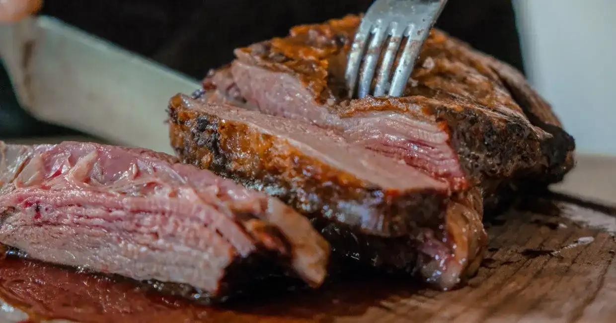 Kiedy solić wołowinę, aby uniknąć twardego i suchego mięsa?