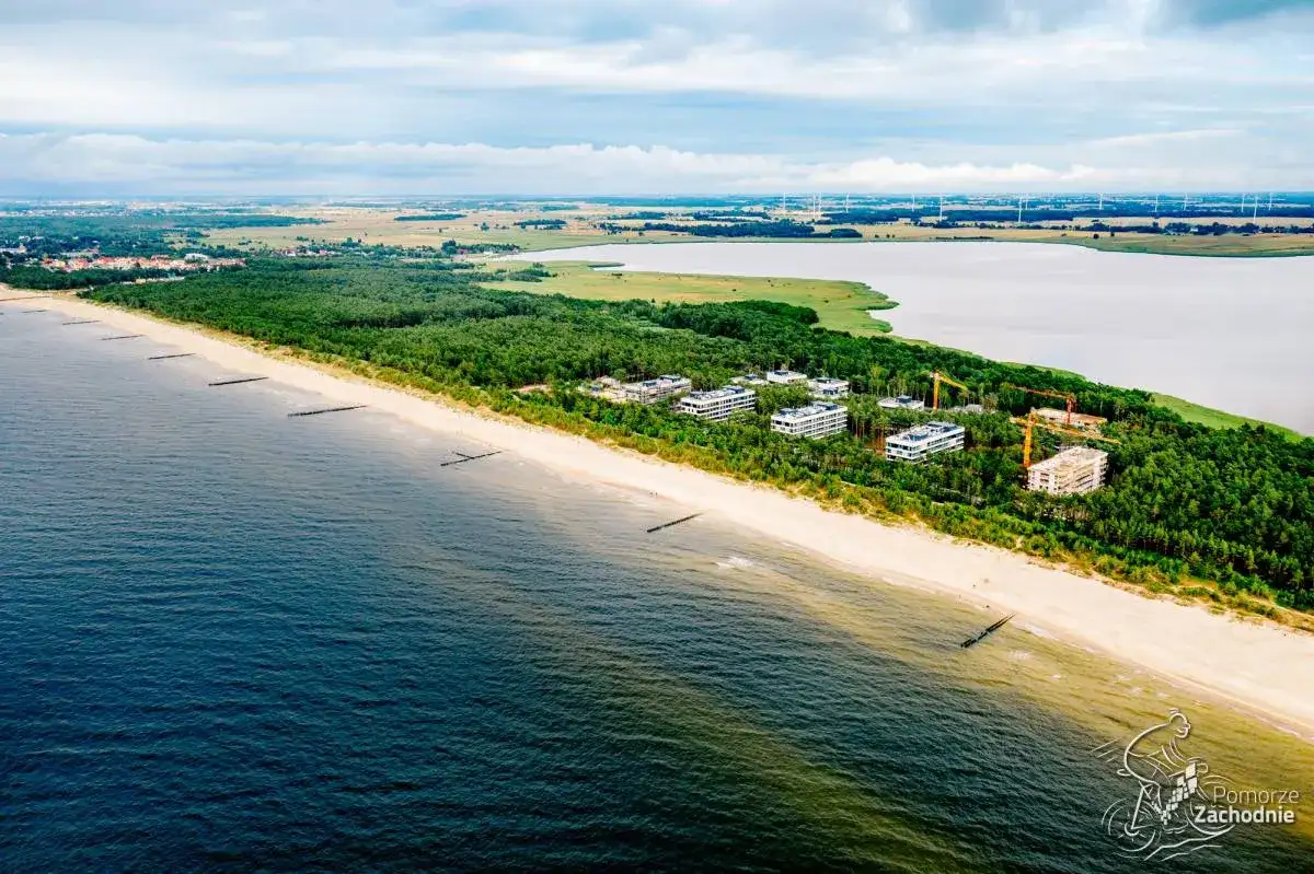 Jezioro Resko Przymorskie: Raj dla miłośników natury i sportów wodnych