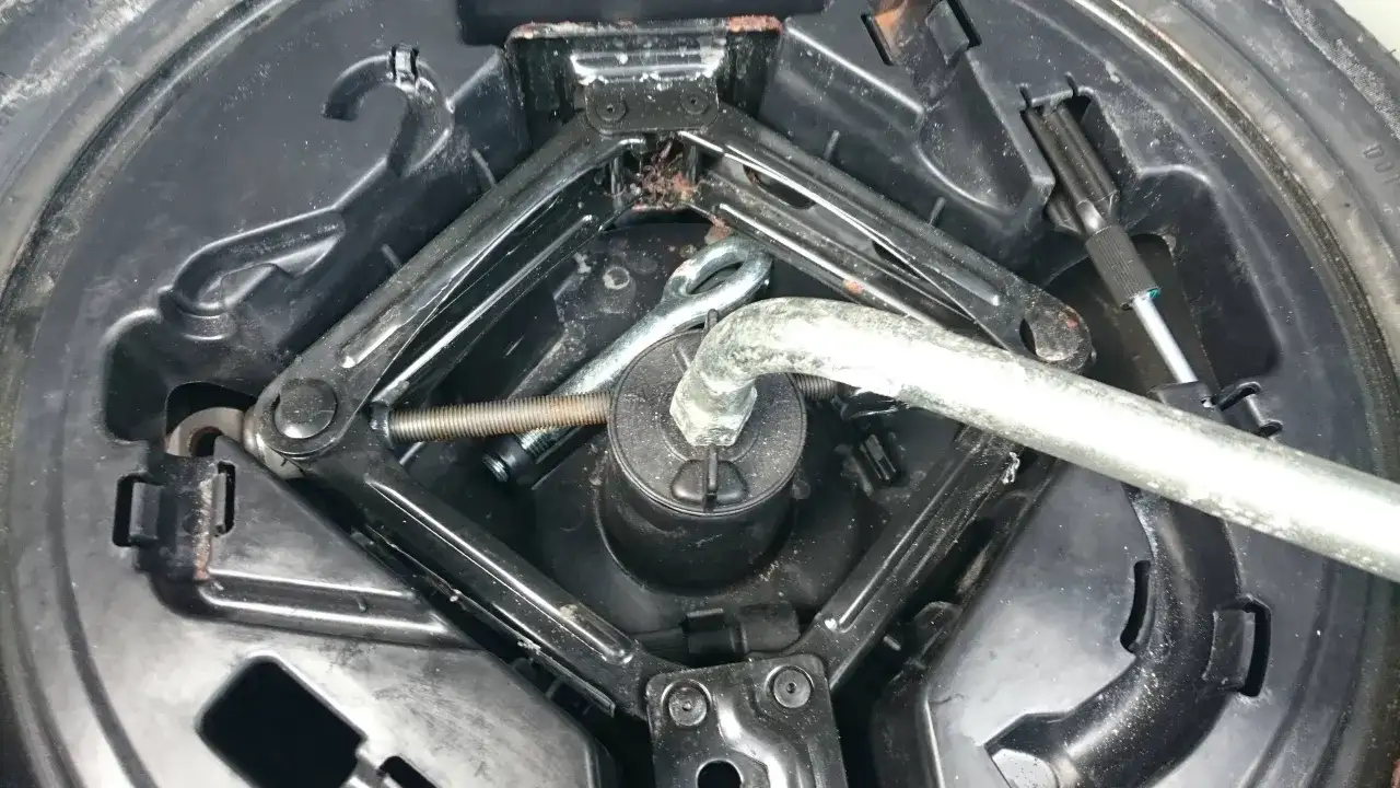 Fiat Doblo: Gdzie jest koło zapasowe i jak je wyjąć? Instrukcja