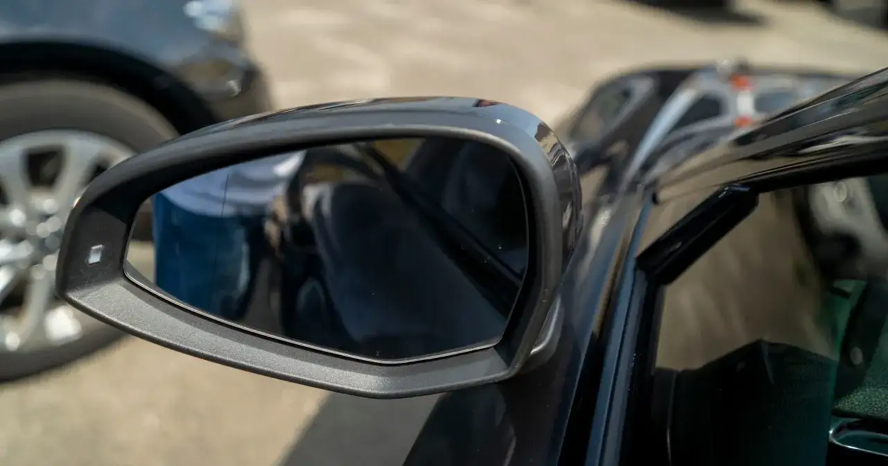Prawidłowe ustawienie lusterek w samochodzie to klucz do bezpiecznej jazdy. Zobacz, jak to zrobić, by widzieć wszystko.