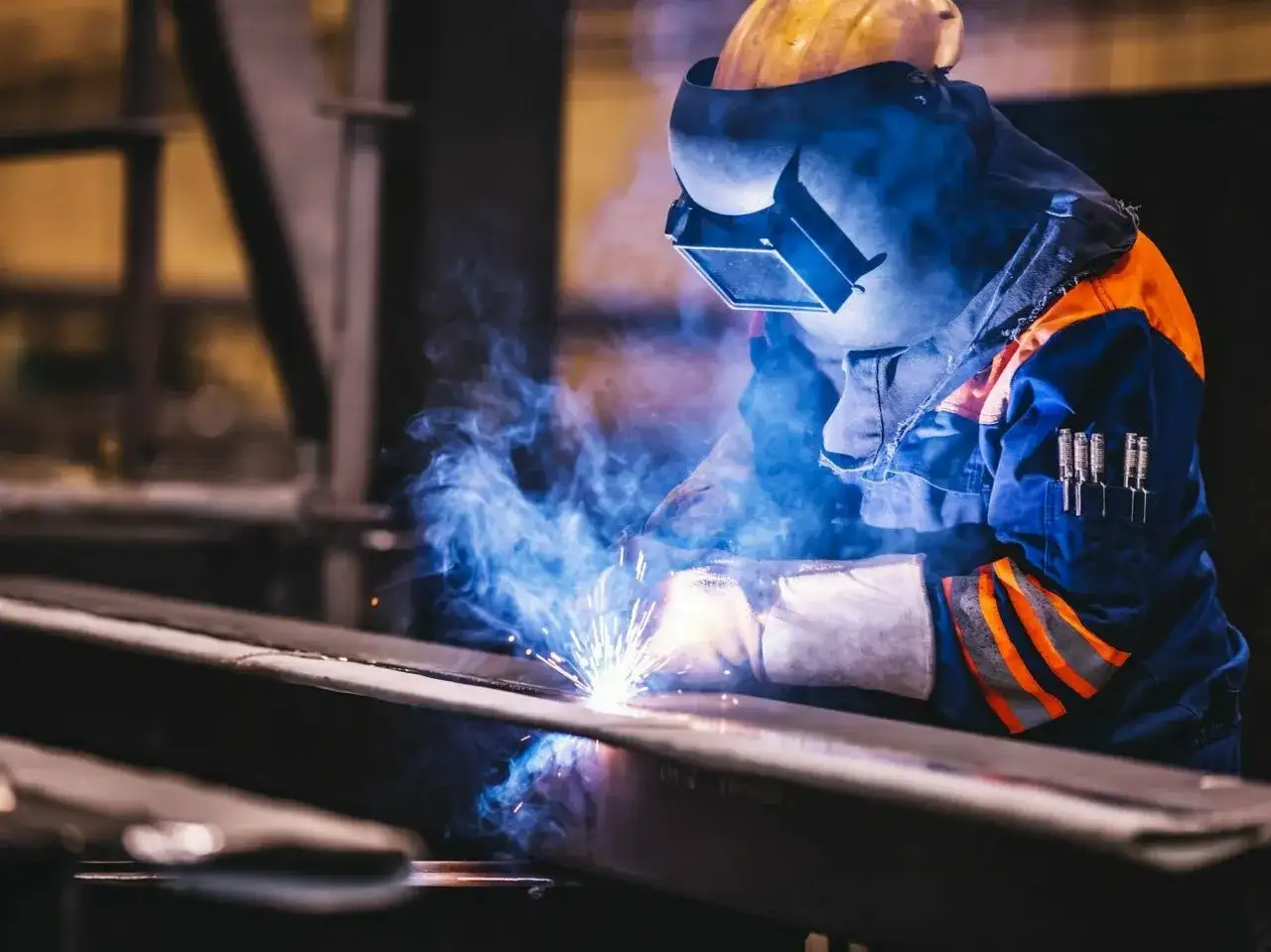 Jaki gaz do spawania stali czarnej? Wybierz mądrze i oszczędź!