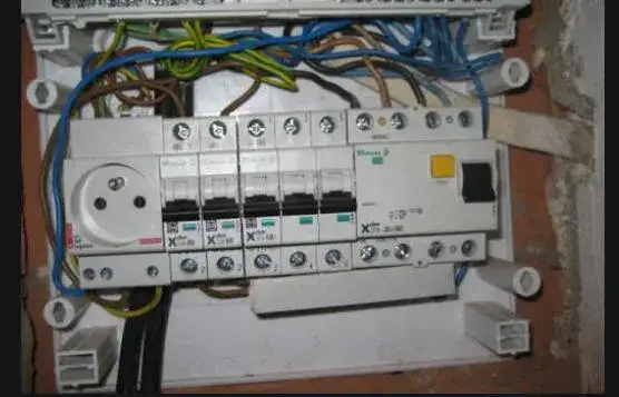 Zasilanie bezpiecznika z góry czy z dołu – uniknij błędów i zagrożeń