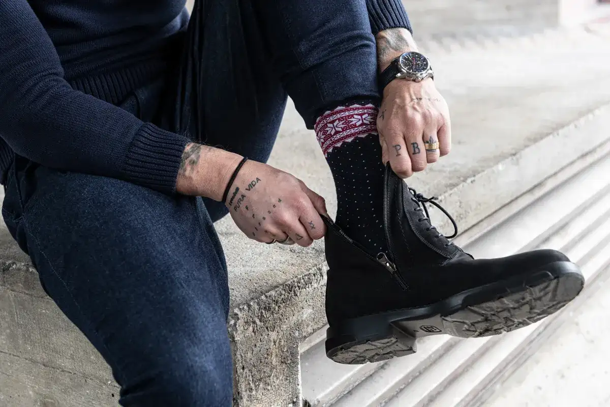 Długie skarpetki męskie: Jak nosić je modnie i z klasą?