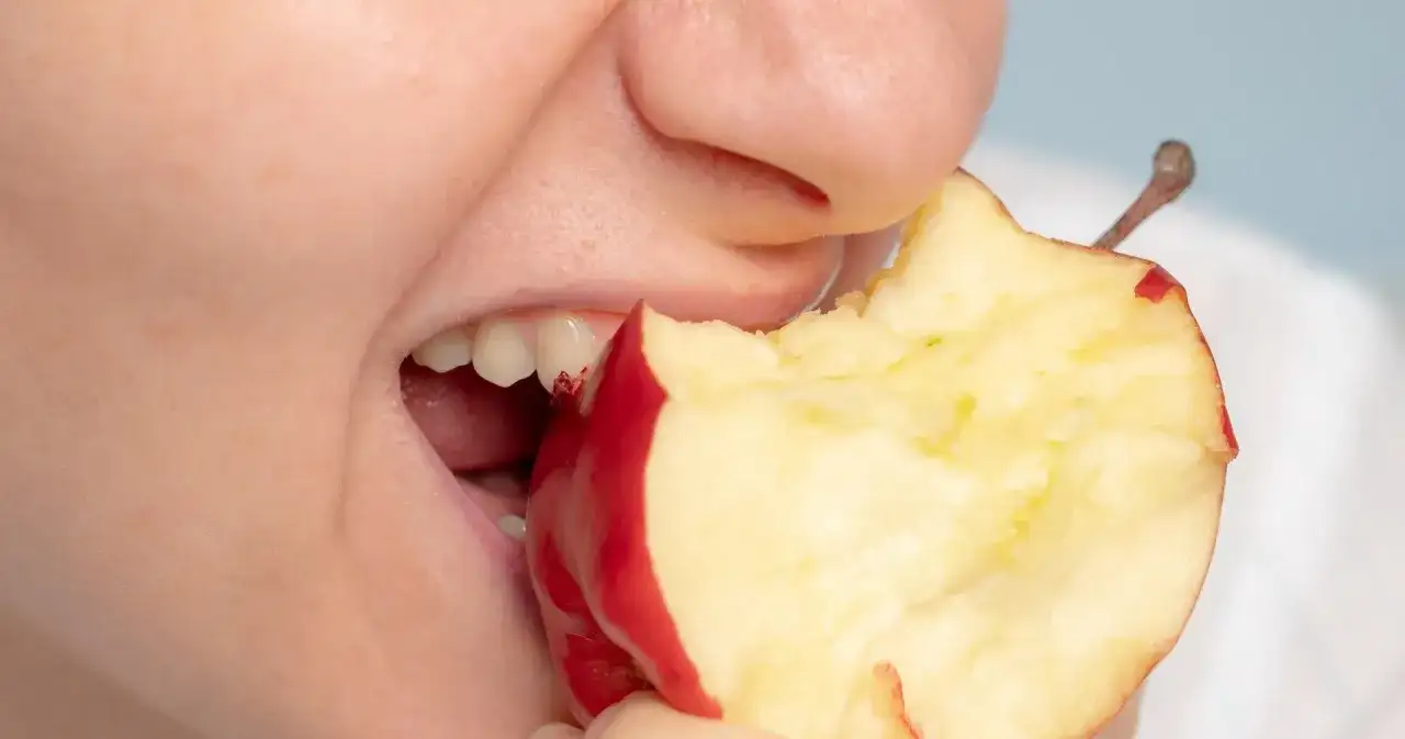 Codzienne jabłko: Naukowy sekret zdrowia i urody. Odkryj!