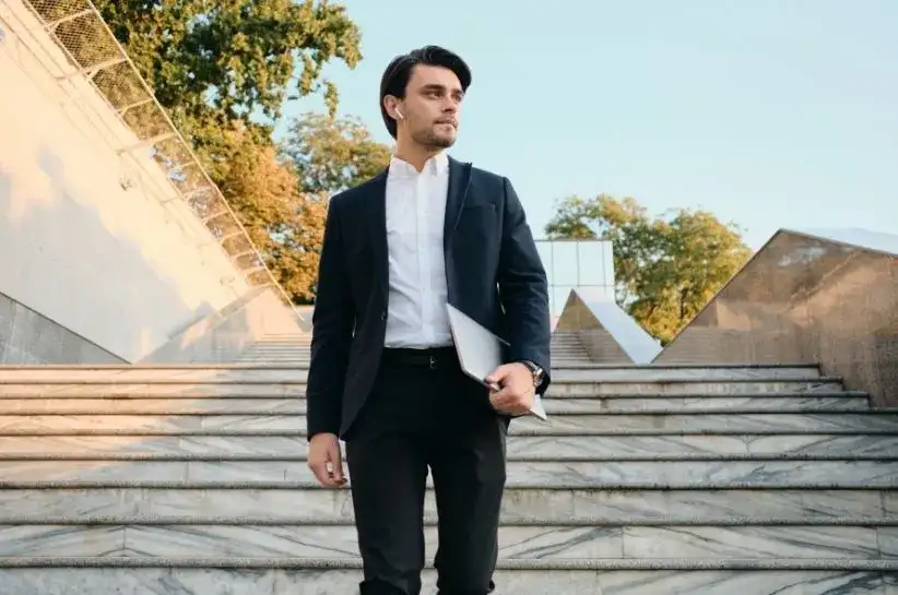 Obrona pracy: Jak się ubrać? Poradnik męskiego stroju