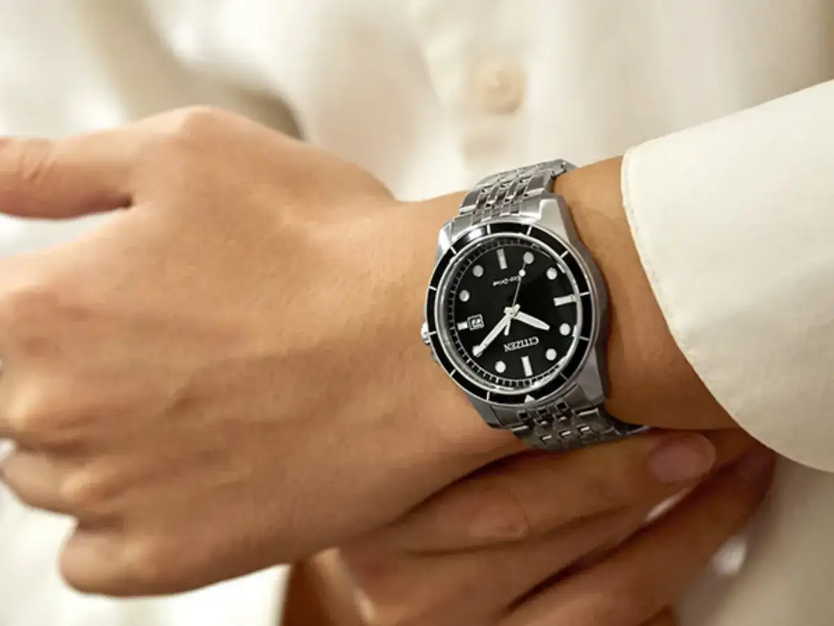 Zegarek Citizen Eco-Drive na męskim nadgarstku, na tle białej koszuli.
