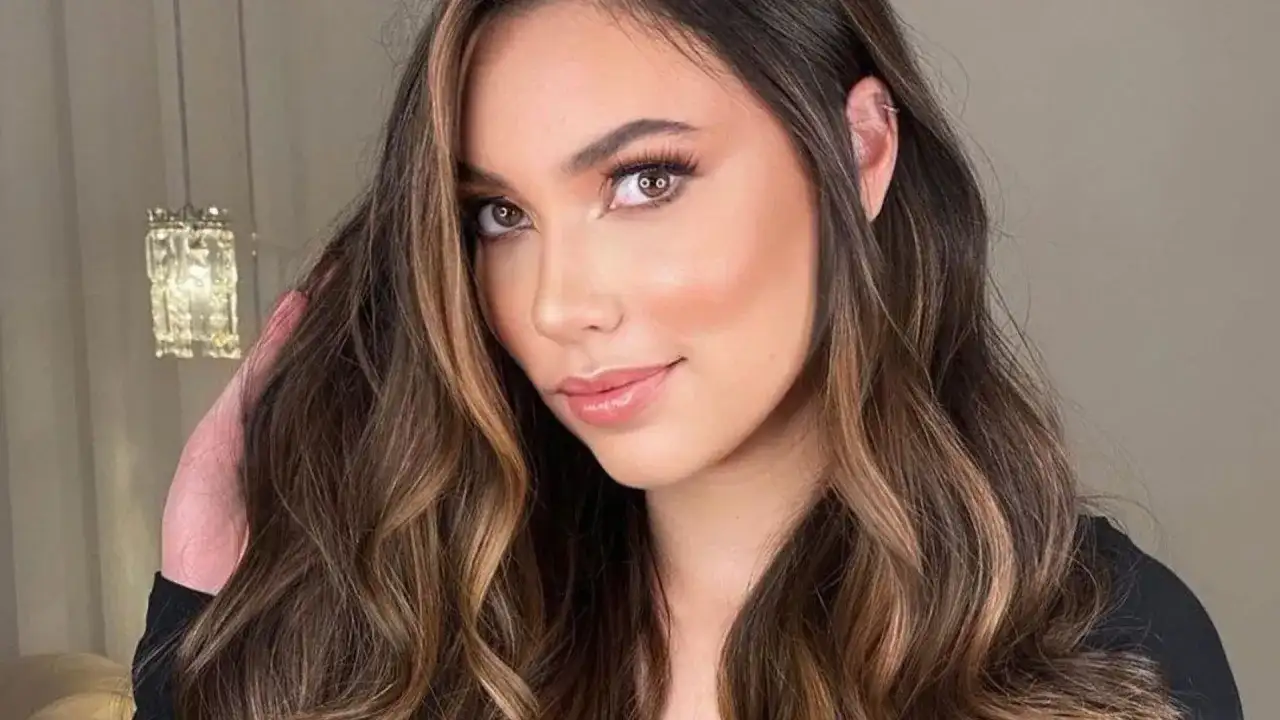 Eleganckie fryzury na wesele dla ciemnych włosów: fale z refleksami.