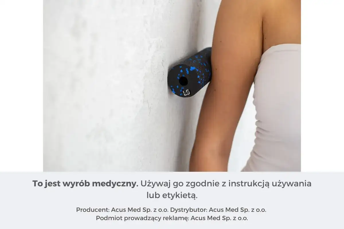 Roller do masażu ramienia przy ścianie, pomocny w domowym leczeniu bólu łokcia.