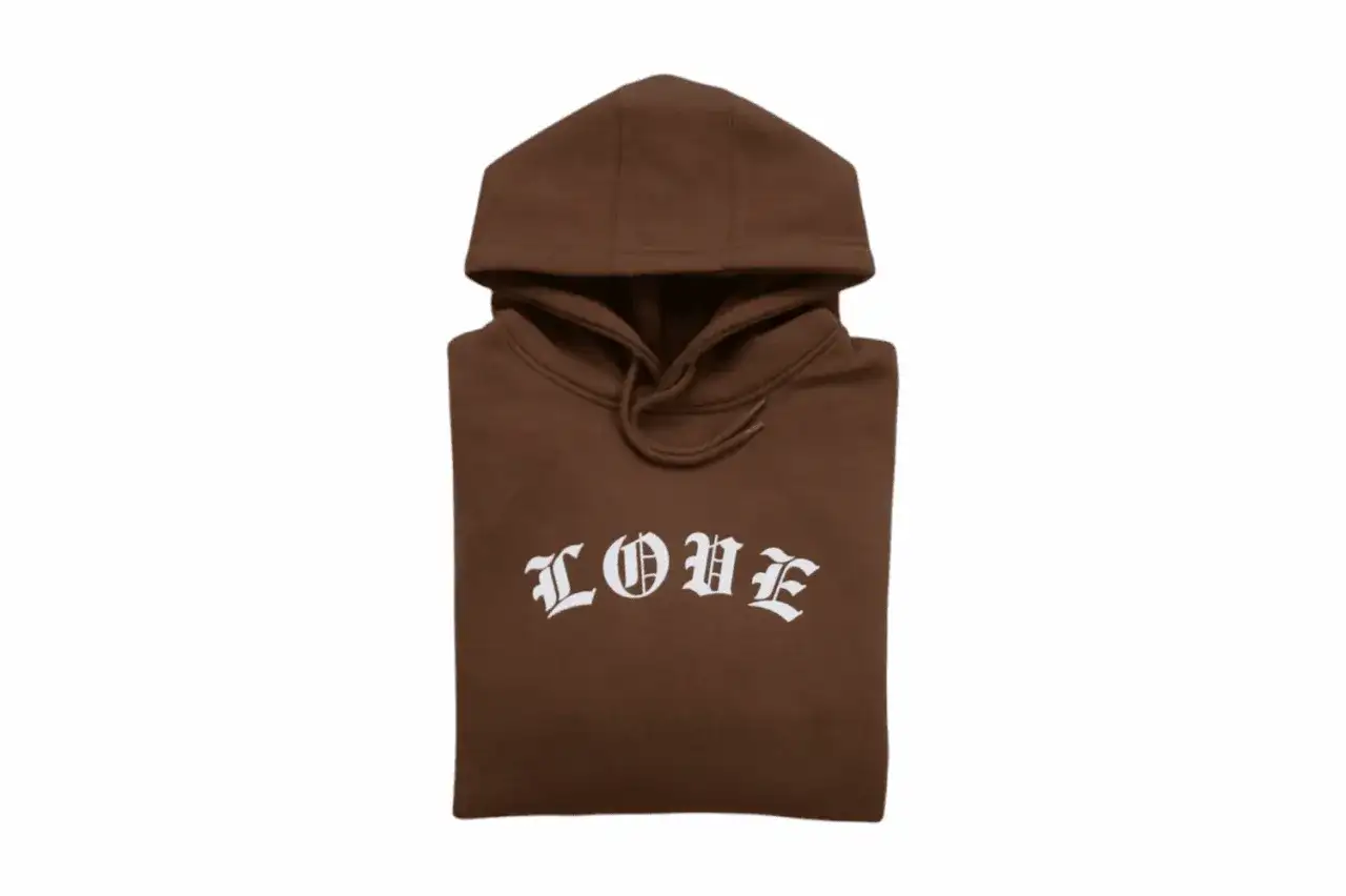 Brązowa bluza z kapturem z białym napisem "LOVE" w stylu gotyckim.