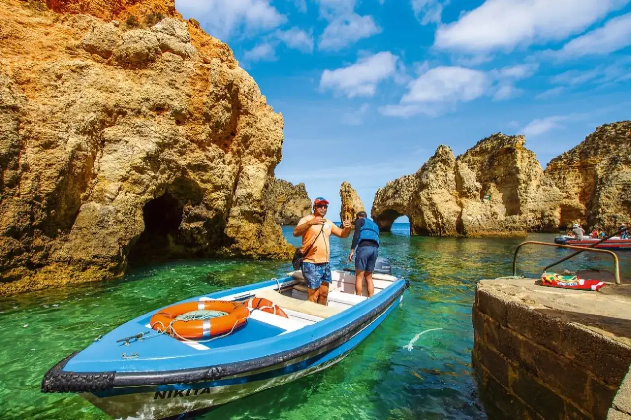 La hermosa ruta por la estrada da ponta da piedade en lagos, portugal