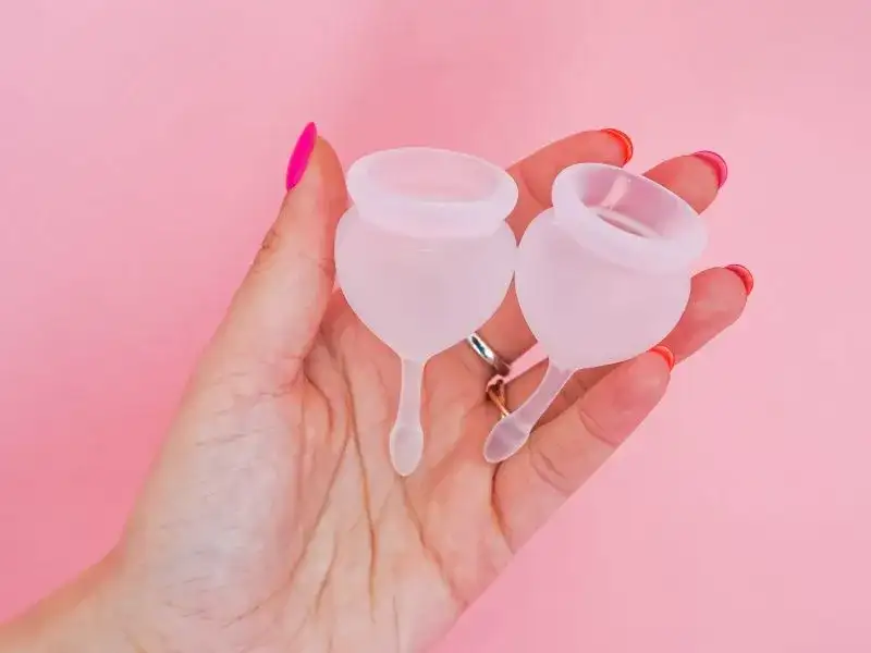 TSS: Jak bezpiecznie używać tamponów i kubeczków?