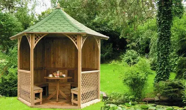 Jak pomalować altanę na działce, aby uniknąć najczęstszych błędów