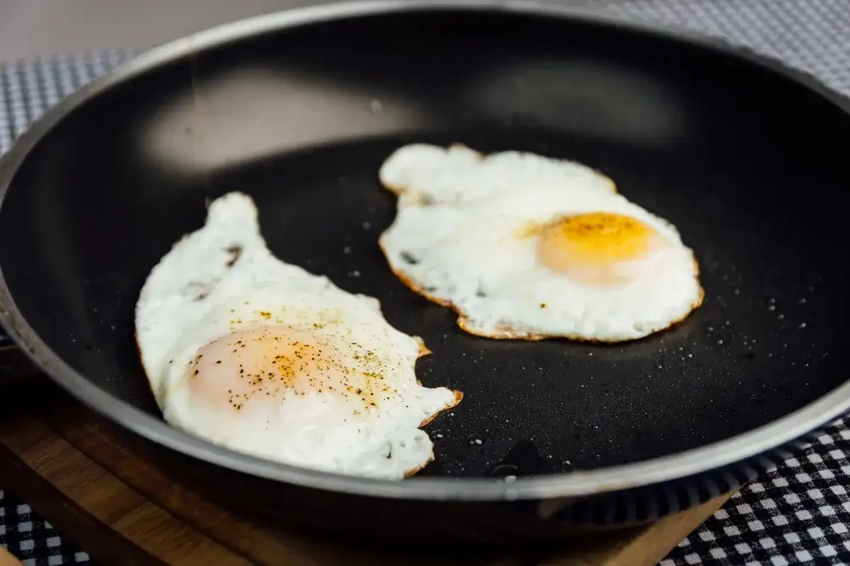 Jak zrobić jajko sadzone na patelni: 5 prostych kroków dla każdego kucharza
