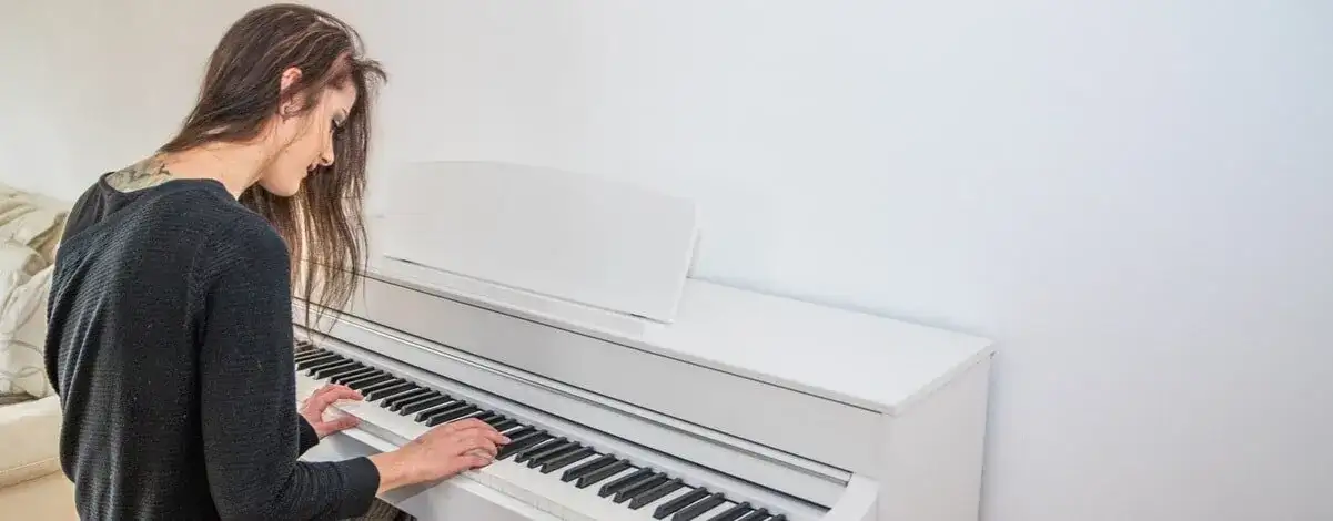 Jakie pianino dla początkujących? Wybierz najlepsze i uniknij błędów