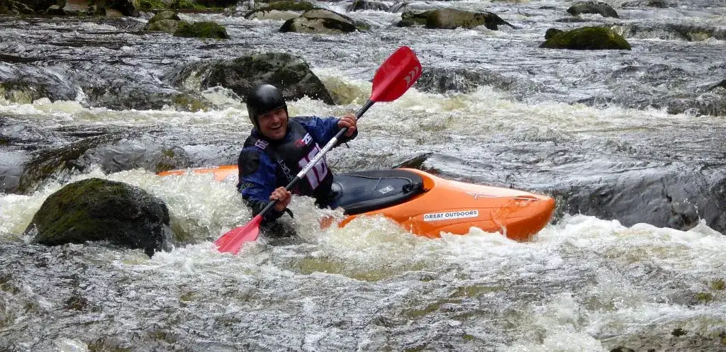 Wybór kajaka rzecznego: Co musisz wiedzieć przed zakupem?
