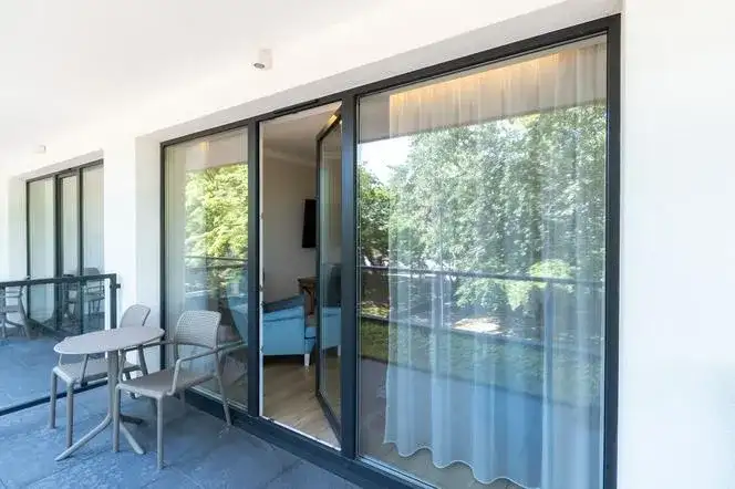 Okna dwukolorowe czy jednokolorowe – wybór, który zmieni Twoje wnętrze