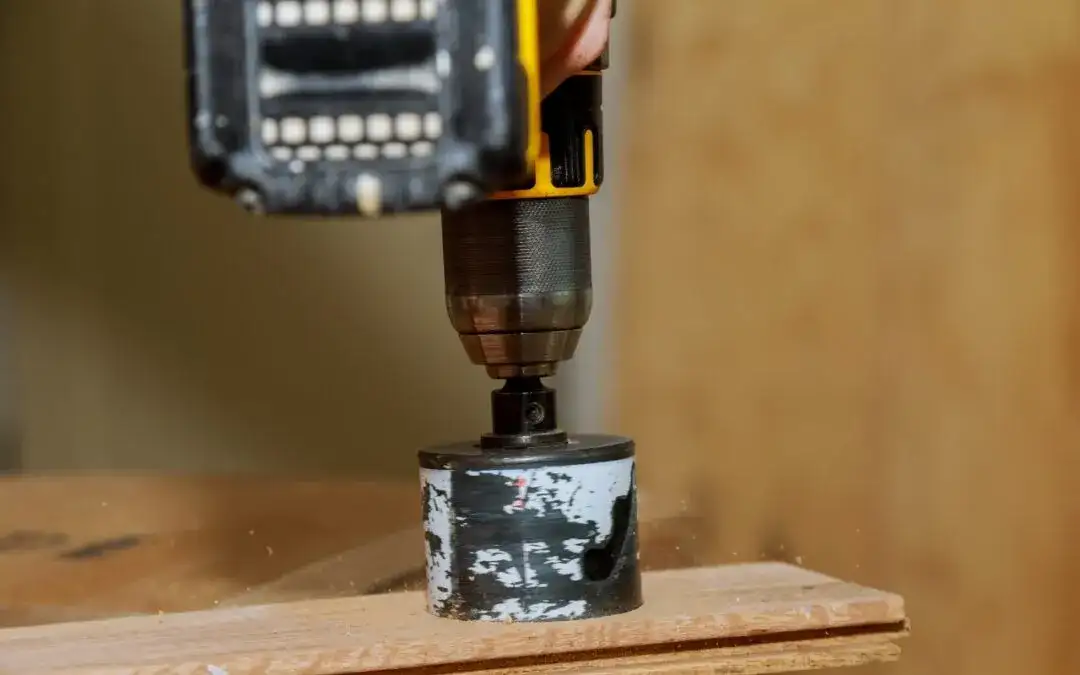 Jak prawidłowo założyć otwornicę na wiertarkę i uniknąć błędów – krok po kroku