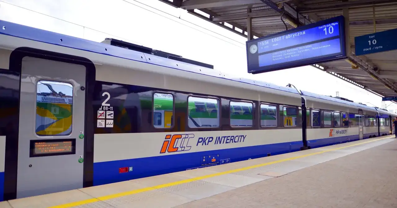 Na dworcu PKP Intercity, gdzie można kupić bilety na pociąg, stoi skład do Łodzi.