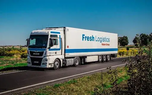 Izoterma naczepa co to – kluczowe informacje o transporcie towarów