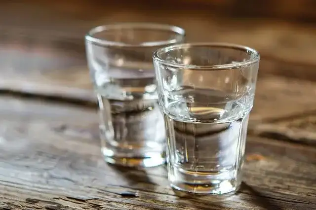 Czy alkohol zabija pleśń? Sprawdź skuteczność i ograniczenia metody