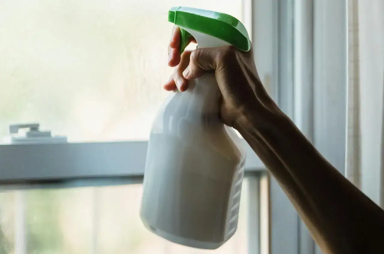 Jak myć okna bez smug? Krystalicznie czyste szyby gwarantowane!