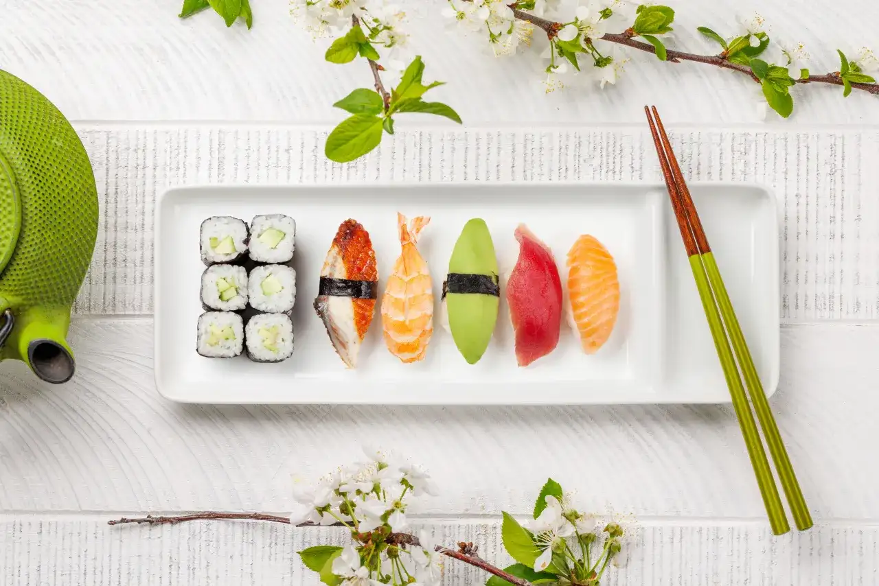Co to jest sushi? Rozpraw się z mitami i jedz jak Japończyk!