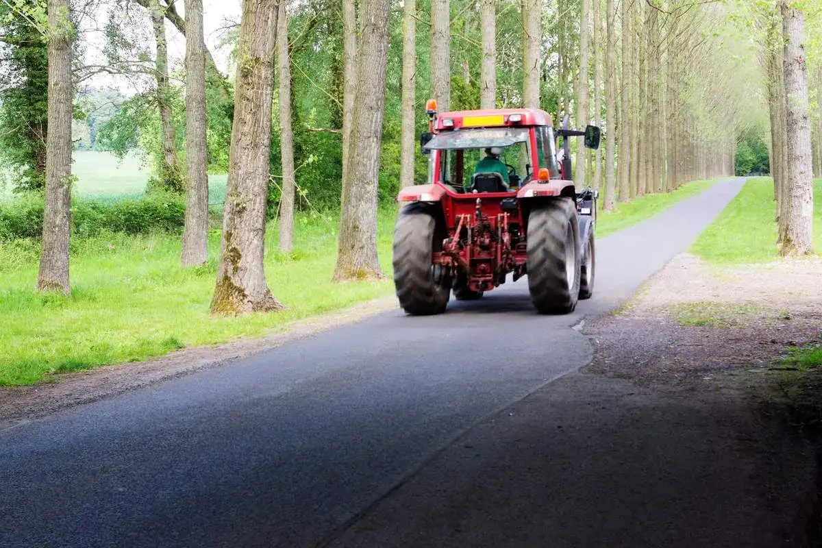 Czy można prowadzić ciągnik z kategorią B? Oto kluczowe informacje