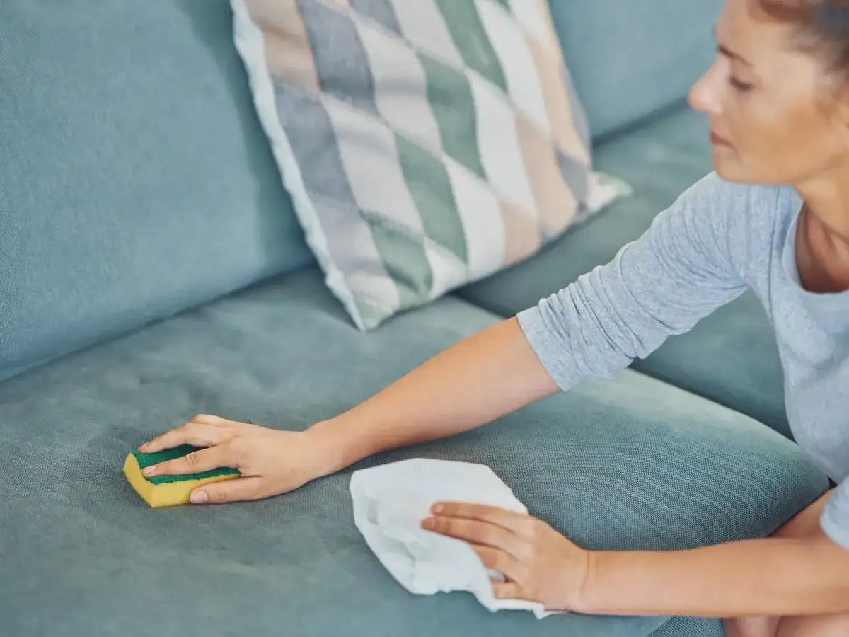 Jak wyprać kanapę? Skuteczne metody i domowe triki bez zacieków